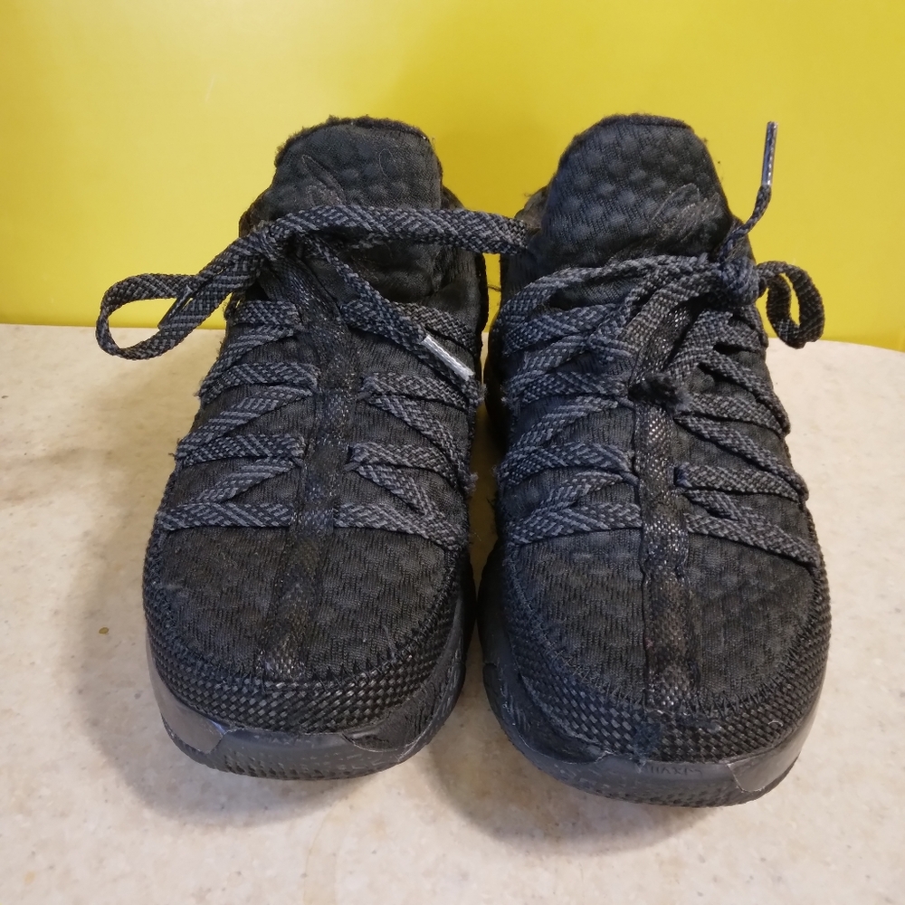 Nike Air Max LeBron 17 Low Triple Black Sneaks, Big Kid Size 7, Women's Size 9